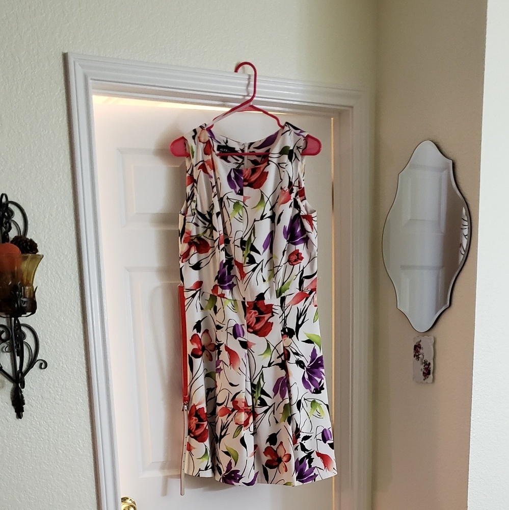 White dress color flowers